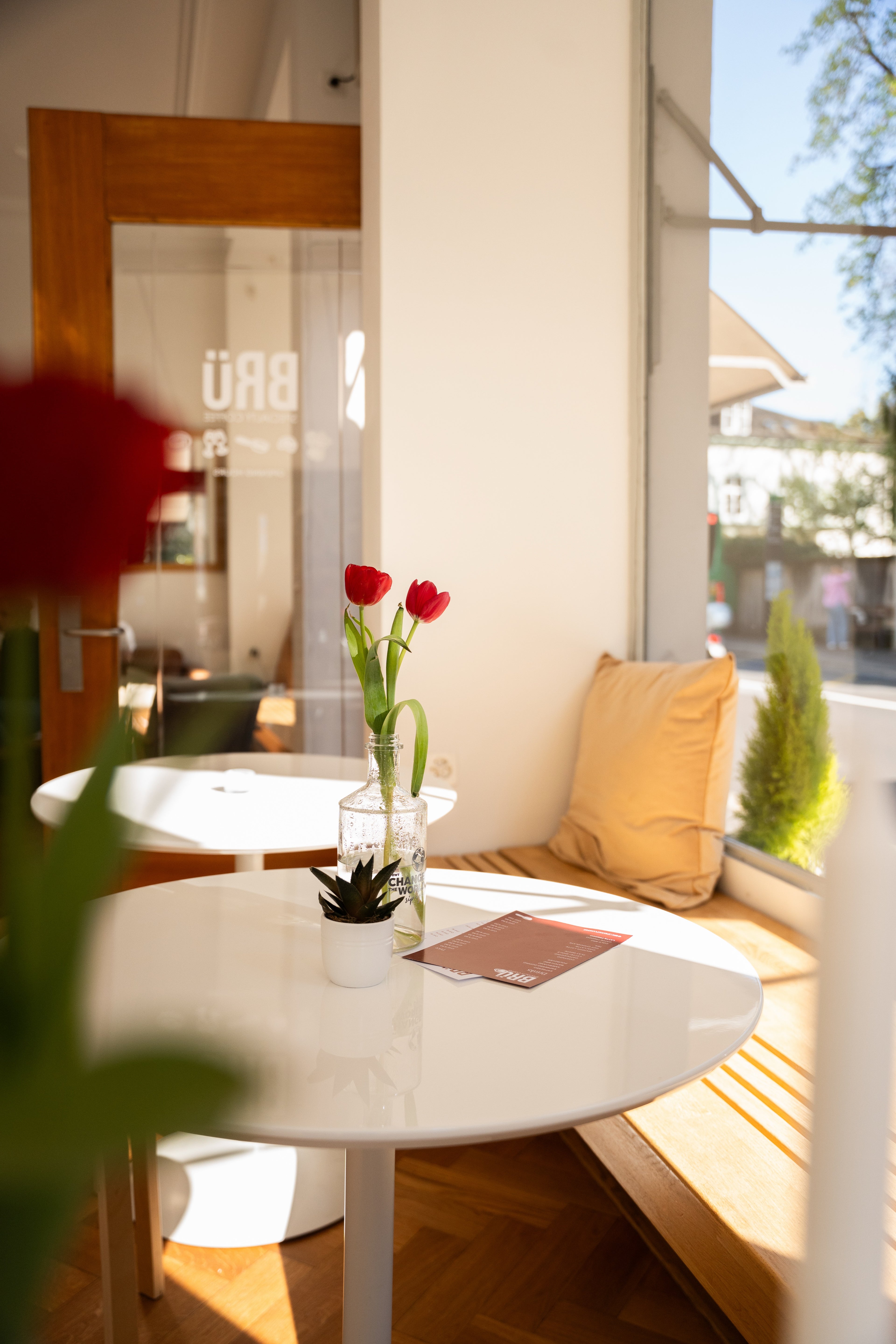 Brü Specialty Coffee café interior — warm atmosphere at the original Düsseldorf location