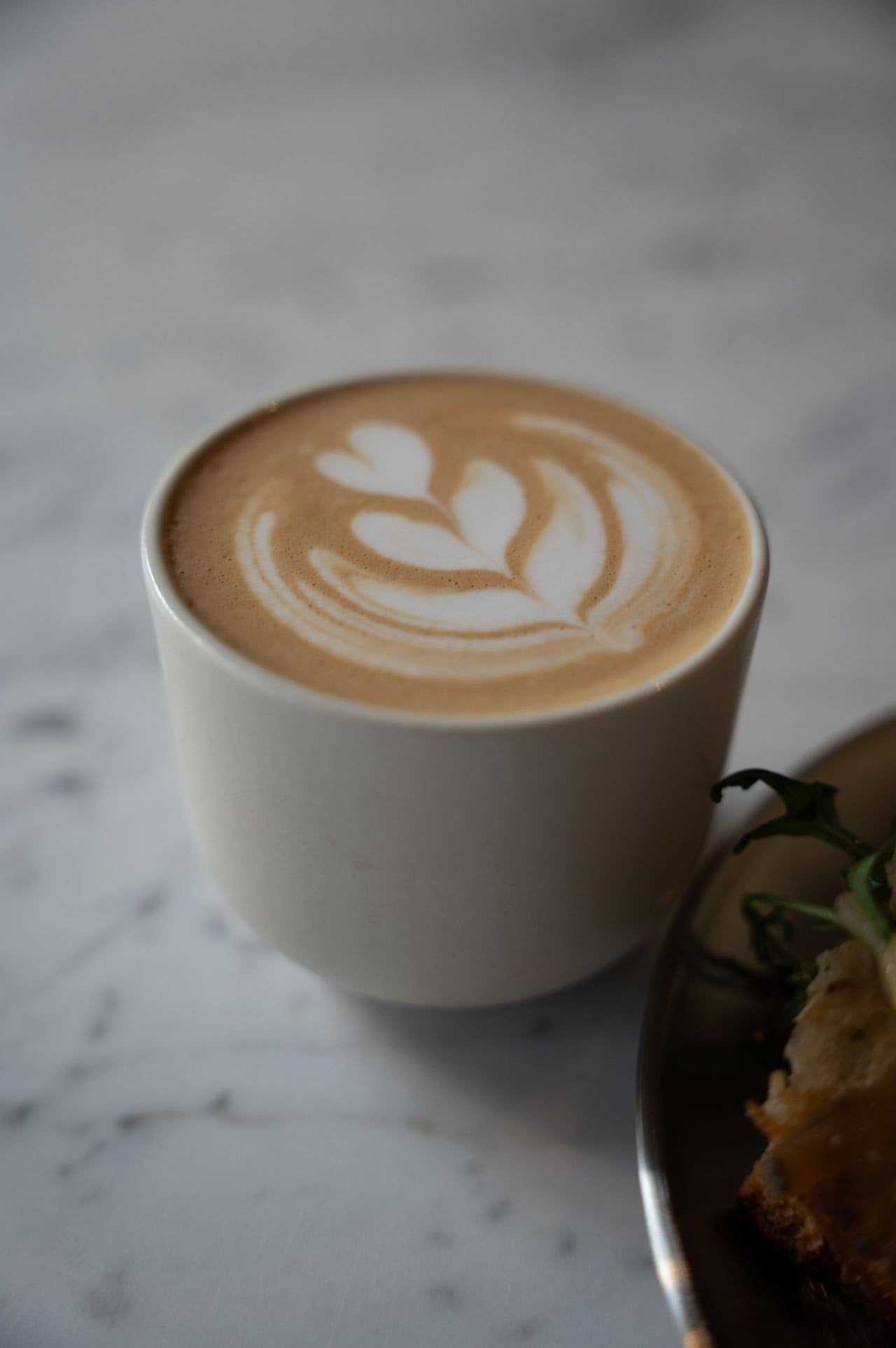 Brü Specialty Coffee latte art masterclass — learn microfoam techniques and precision pouring